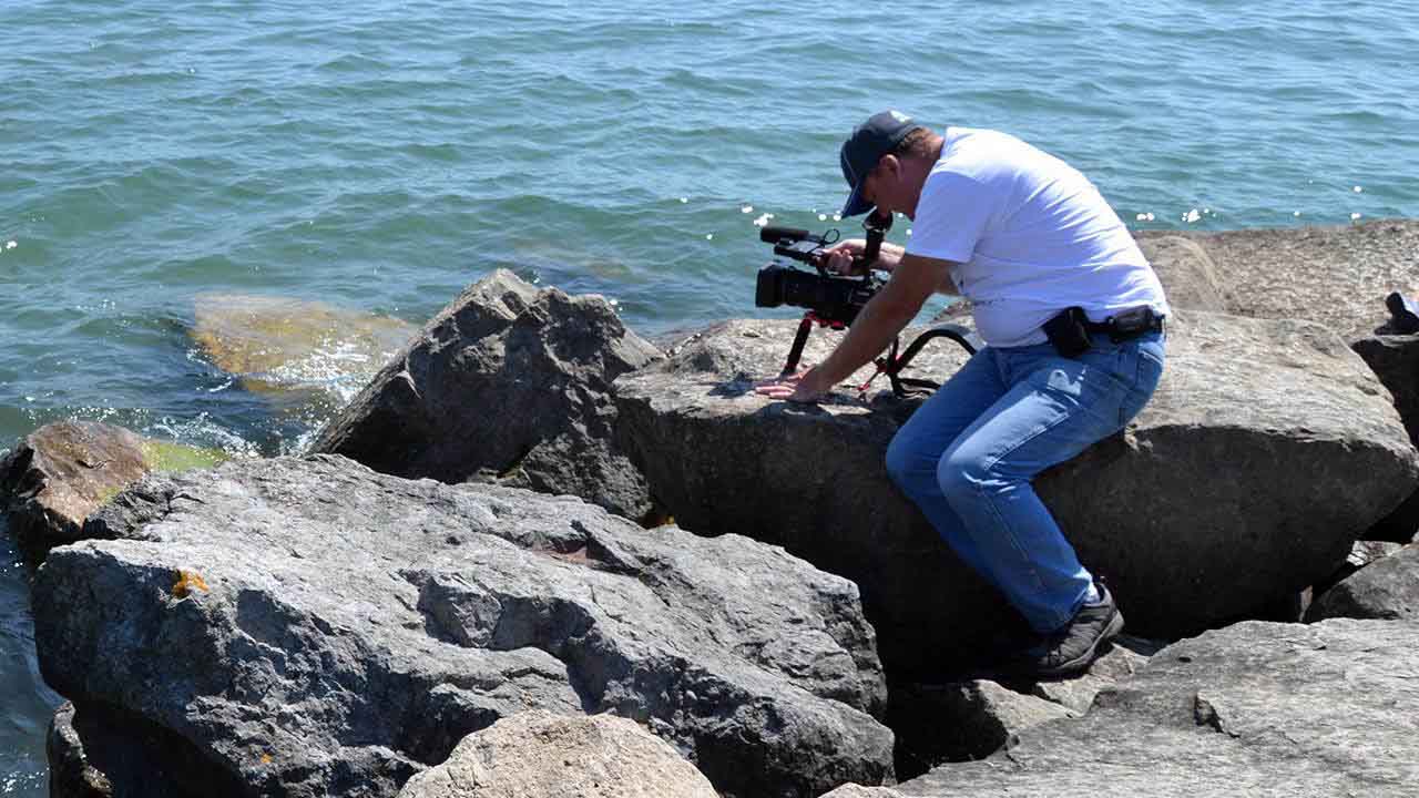 Recording the tests that would establish her ability to swim Lake Ontario